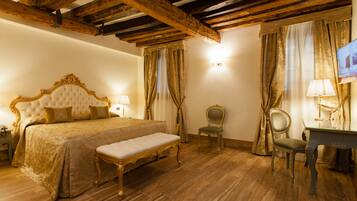 Phòng đôi hoặc 2 giường đơn Superior | Khu phòng khách | TV LCD 20-inch có truyền hình vệ tinh, TV