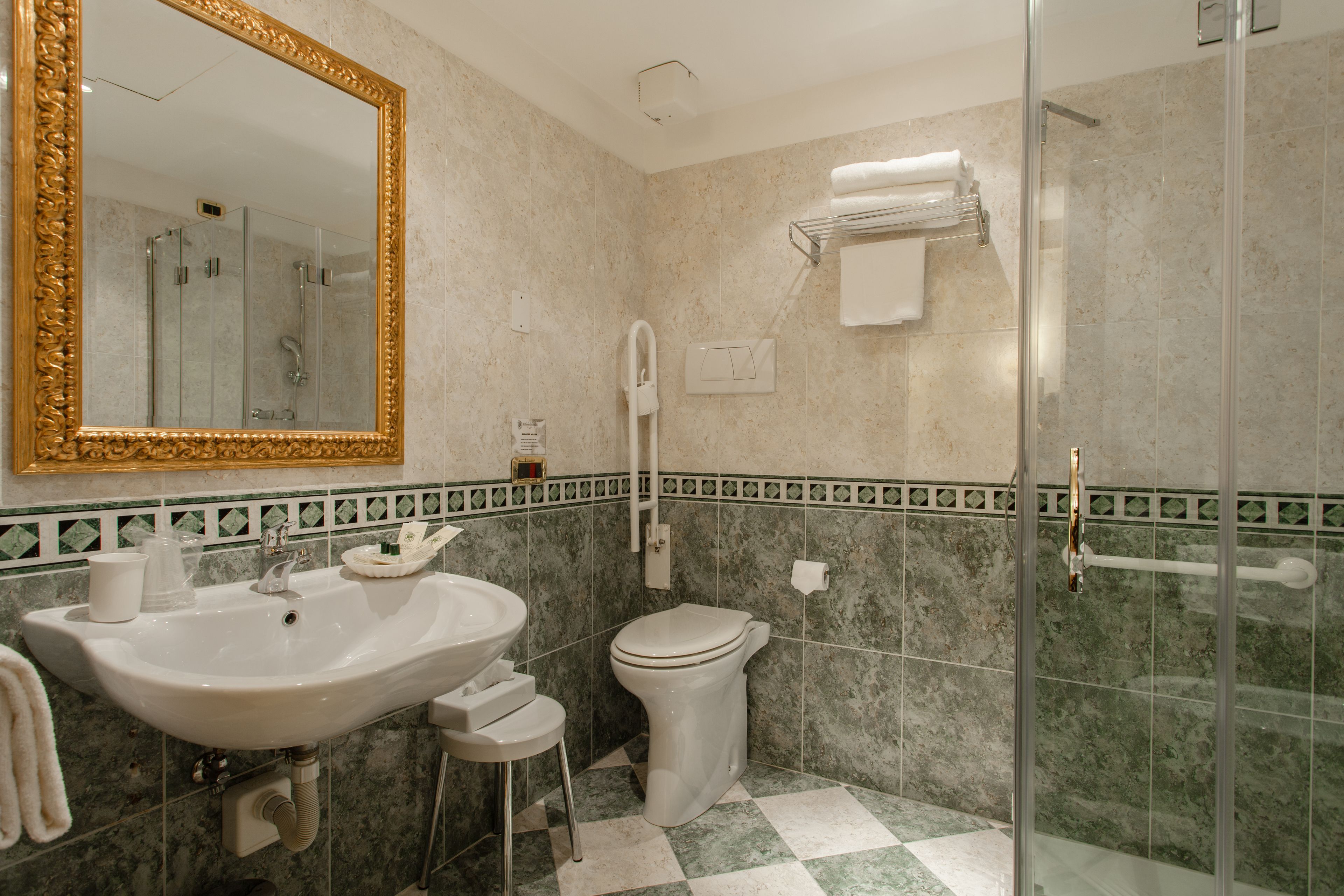 economy double room | bathroom | shower, hair dryer, bidet, towels