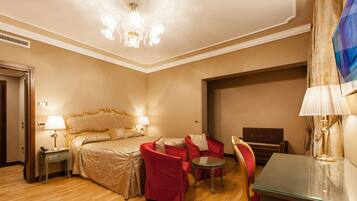 Suite Junior | Area soggiorno | TV LCD 20 pollici con canali satellitari, TV