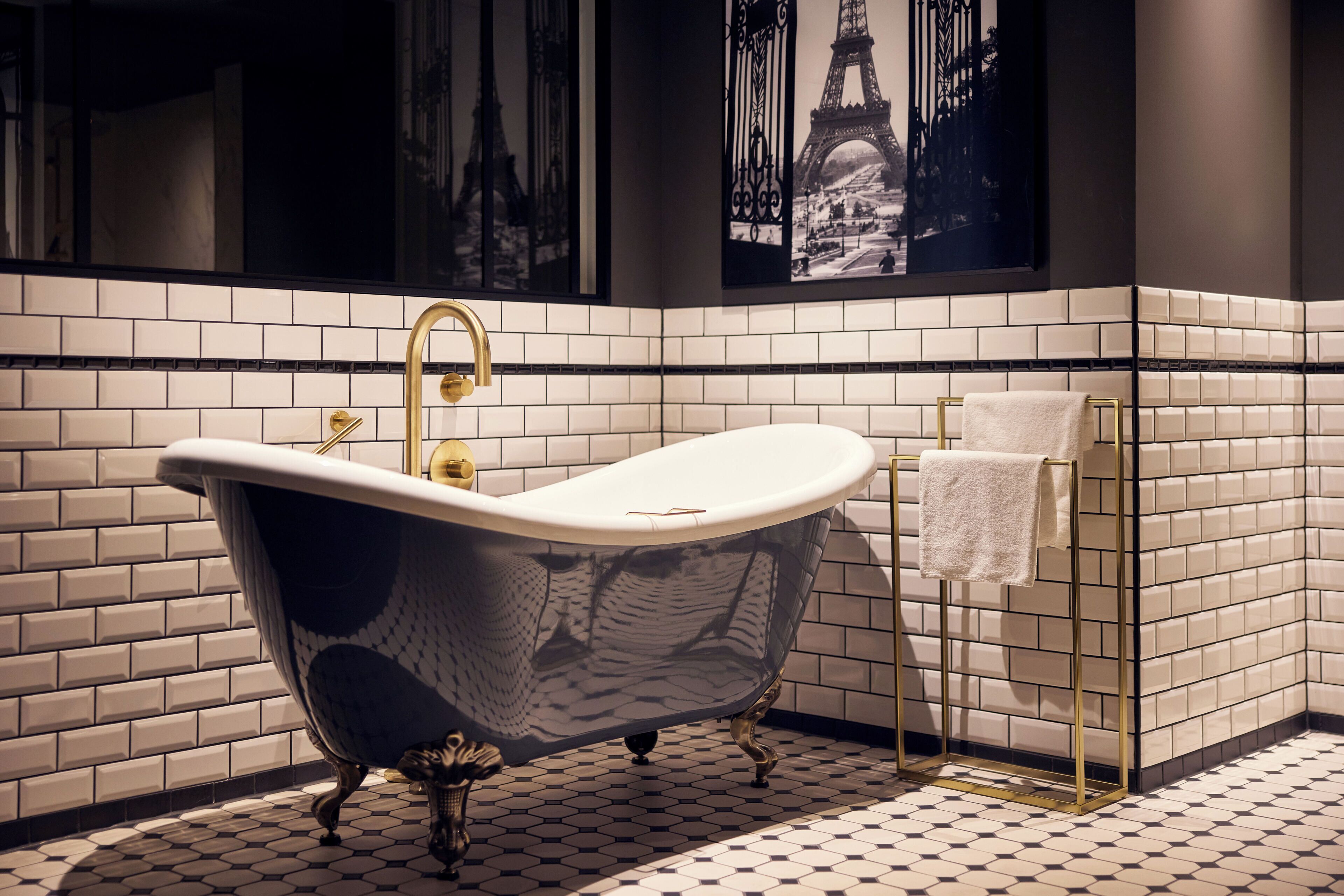 suite (parijs) | bathroom | free toiletries, hair dryer, towels