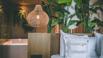 Caja de seguridad en la habitación y escritorio