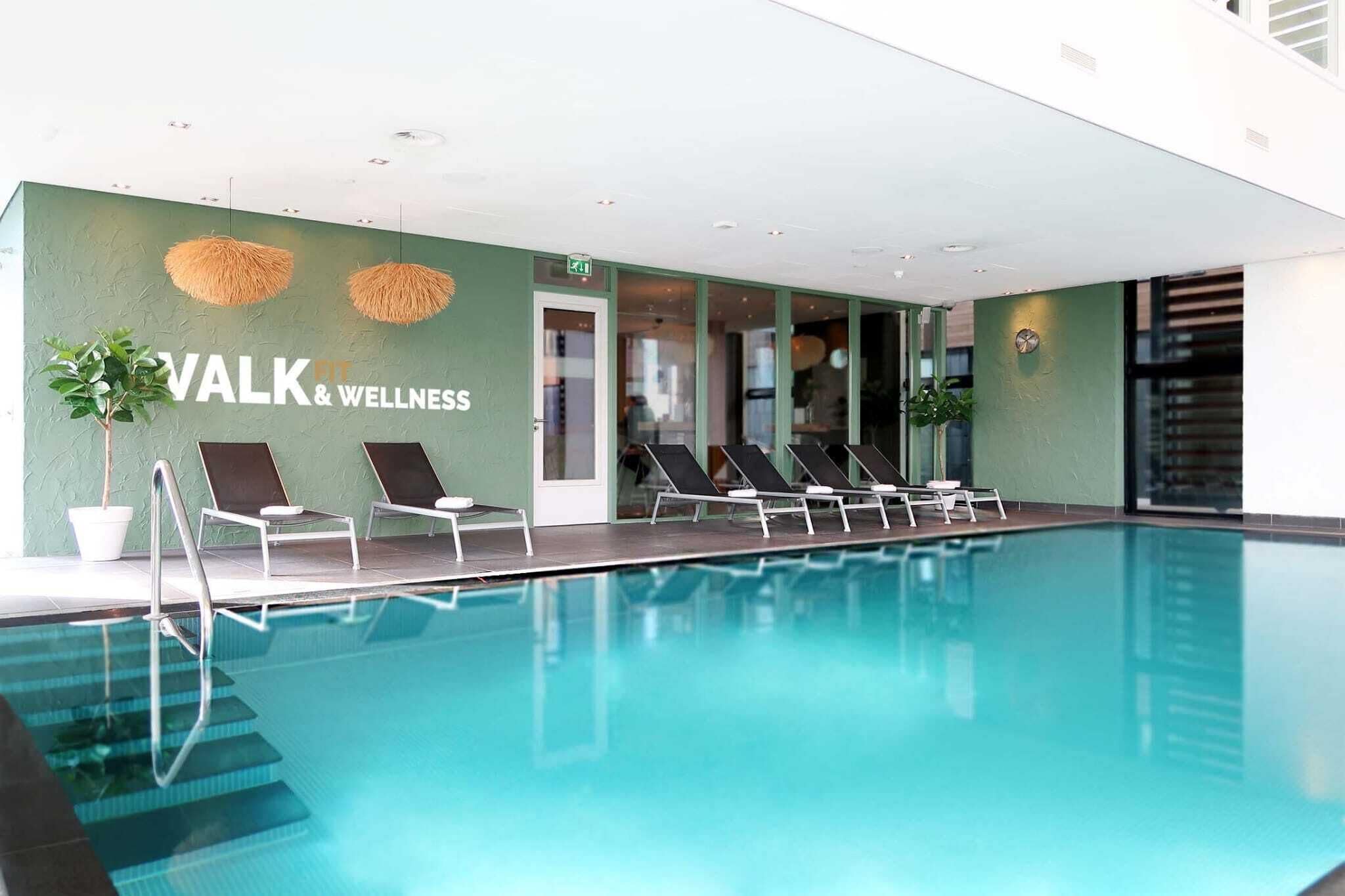 Indoor pool, sun loungers