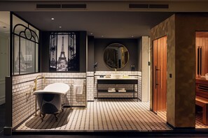 Suite (Parijs) | In-room safe, desk, soundproofing, iron/ironing board