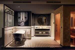 Suite (Parijs) | Pengeskab på værelset, skrivebord, lydisolering, strygejern/strygebræt