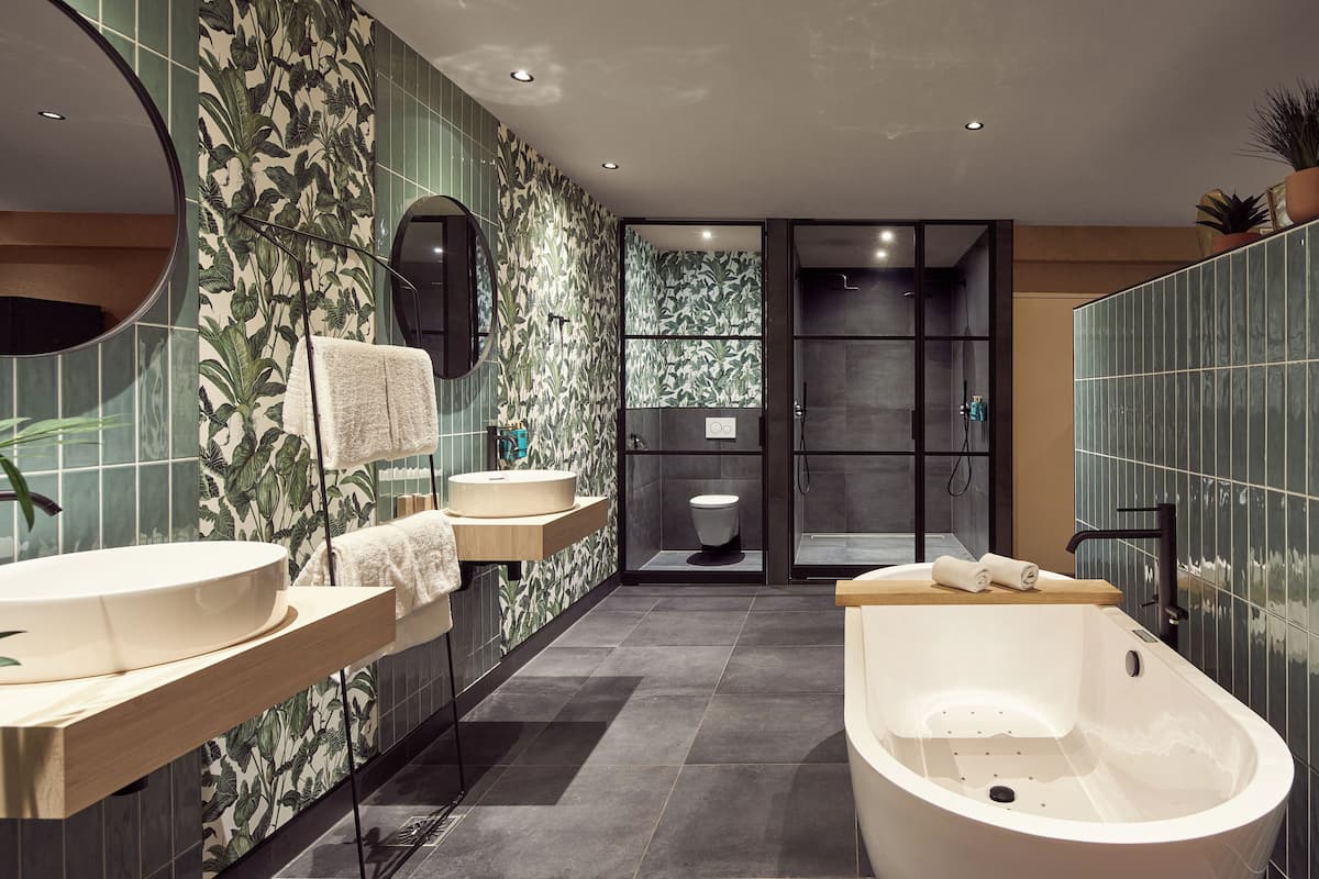 Suite Oslo | Bathroom | Free toiletries, hair dryer, towels