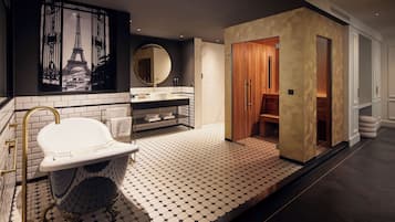 Suite (Parijs) | Bathroom | Free toiletries, hair dryer, towels