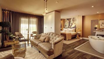 Suite, 1 kingsize bed, bubbelbad (Monte Carlo) | Een kluis op de kamer, een bureau, geluiddichte muren