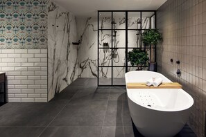 Suite (New York) | Baño | Amenidades de baño gratuitas, secadora de cabello, toallas 