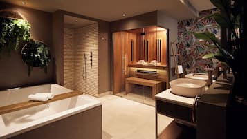 Suite (Tulum) | Bathroom | Free toiletries, hair dryer, towels