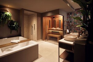 Suite (Tulum) | Bathroom | Free toiletries, hair dryer, towels