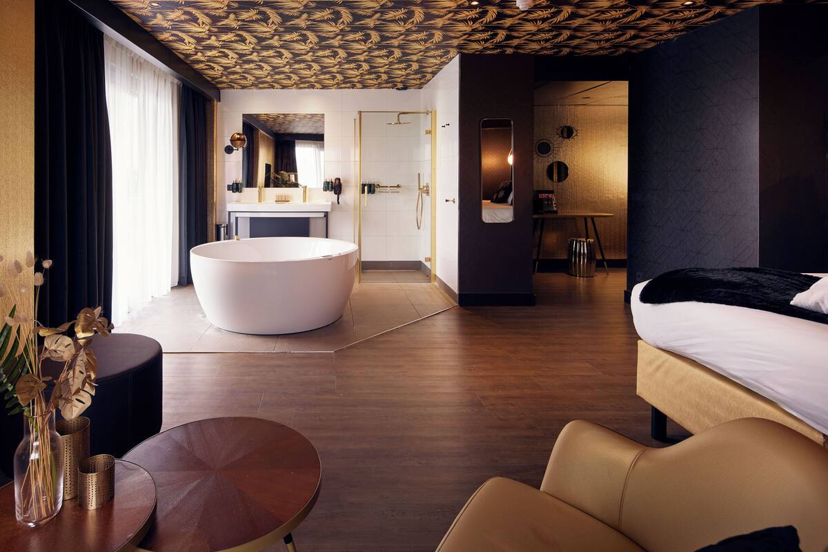 Caja de seguridad en la habitación y escritorio