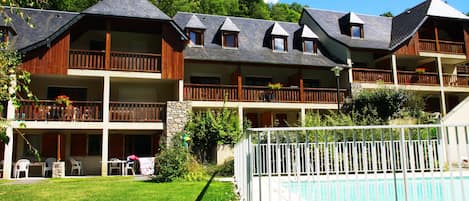 Piscine extérieure (ouverte en saison), chaises longues