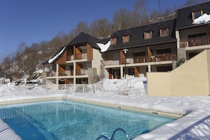 Seasonal outdoor pool, pool loungers