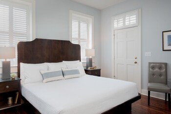 Traditional Room, 1 King Bed | Individually decorated, individually furnished, iron/ironing board at Elliott House Inn