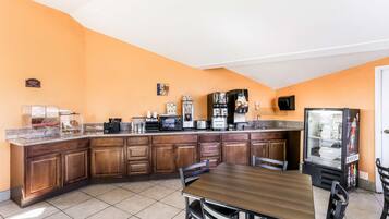 Cocina con armarios de madera, encimera de granito y refrigerador.