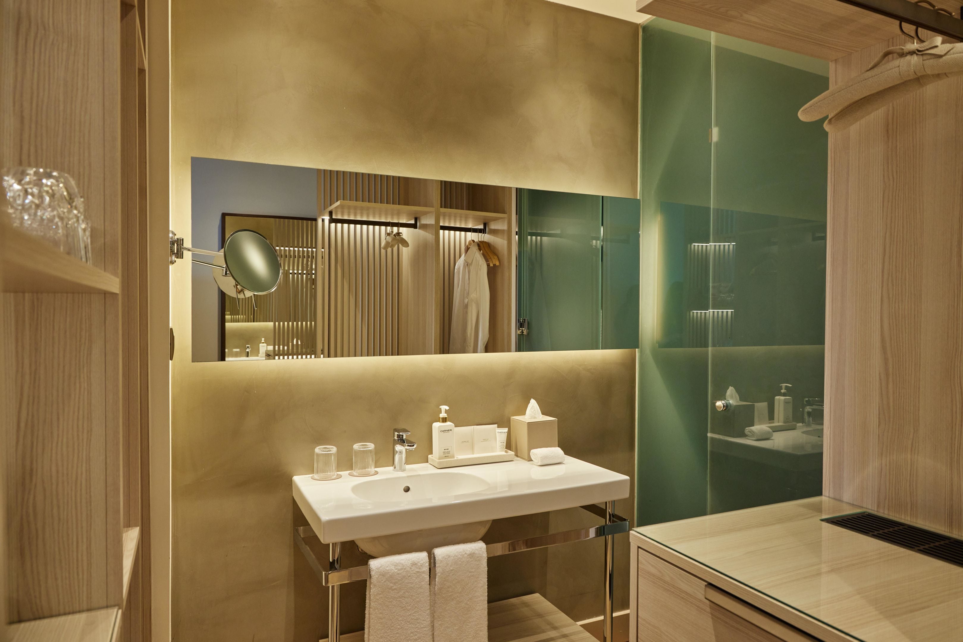 Classic Room, 1 Queen Bed | Bathroom | Combined shower/bathtub, designer toiletries, hair dryer, bathrobes