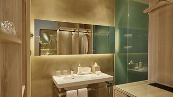 Classic Room, 1 Queen Bed | Bathroom | Combined shower/bathtub, designer toiletries, hair dryer, bathrobes