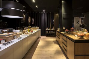 อาหารเช้าแบบบุฟเฟ่ต์ทุกวัน (EUR 36 ต่อคน)