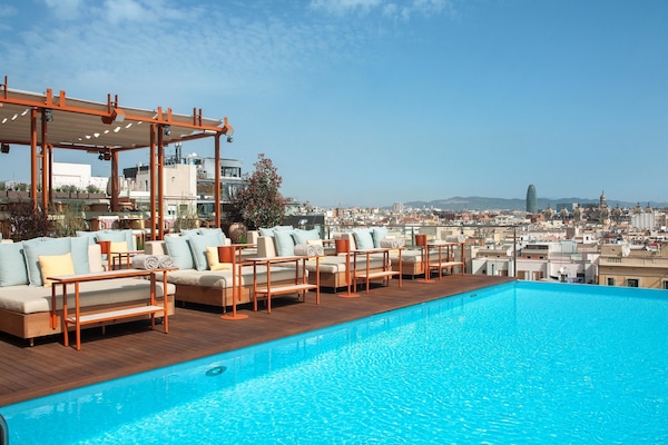 Una piscina al aire libre de temporada