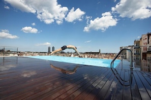 Seasonal outdoor pool - Grand Hotel Central (Barcelona)