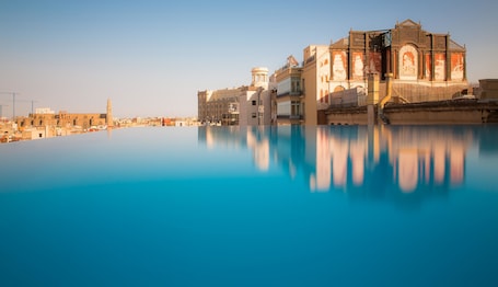 Seasonal outdoor pool. Grand Hotel Central