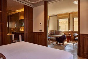Kaliteli yatak takımı, minibar, odada kasa, güneşlik/perde 