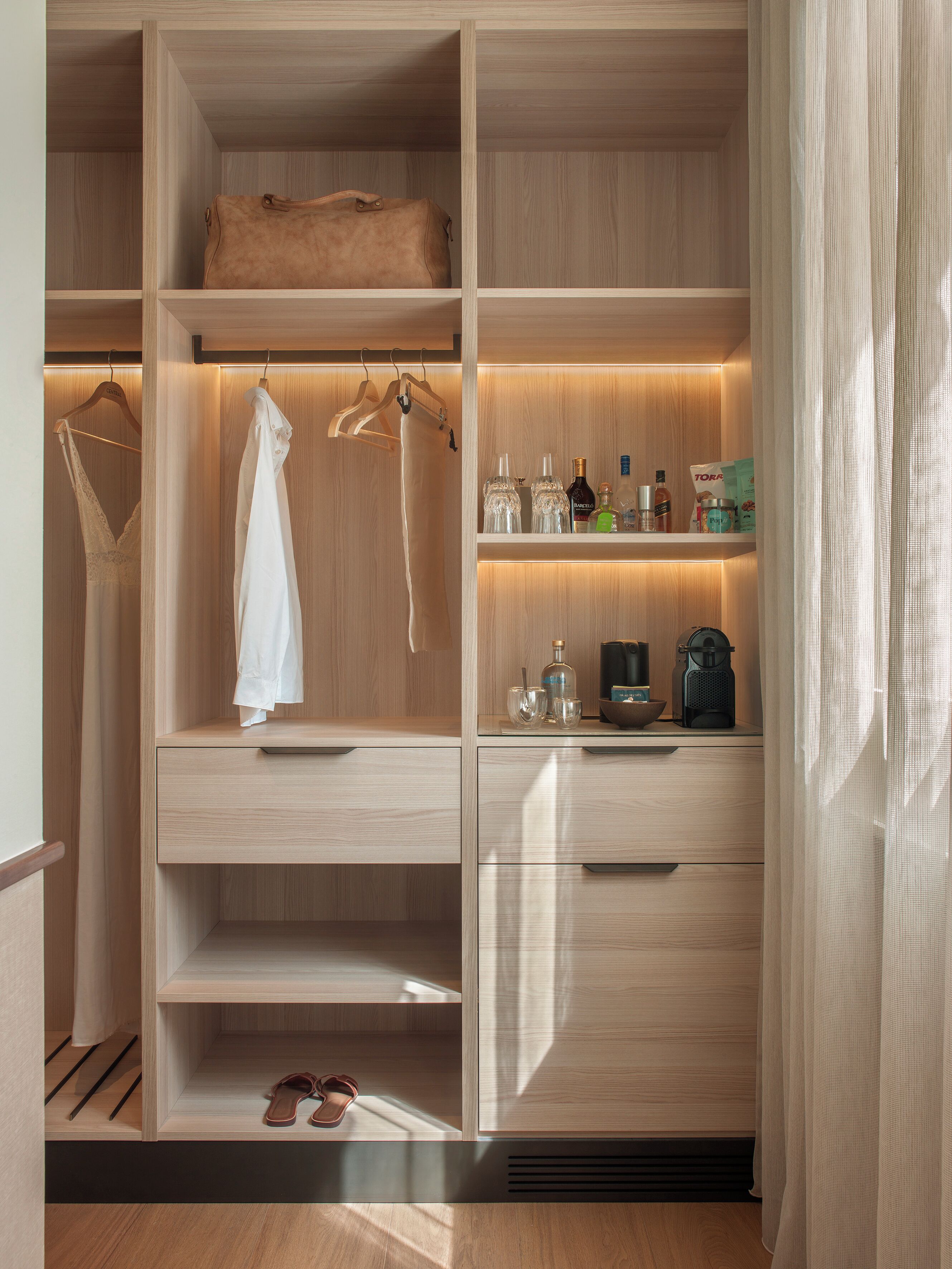 Deluxe corner view room | Ropa de cama de alta calidad, minibar, caja fuerte y cortinas opacas