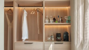 Deluxe corner view room | เครื่องนอนระดับพรีเมียม, มินิบาร์, ตู้นิรภัยในห้องพัก, ผ้าม่านกันแสง