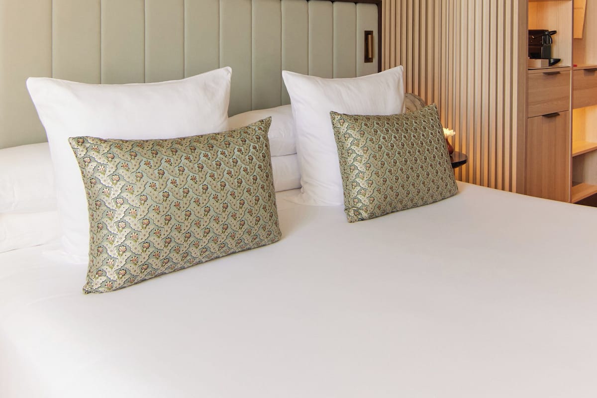 Chambre classique, 1 grand lit | 1 chambre, literie de qualité, minibar