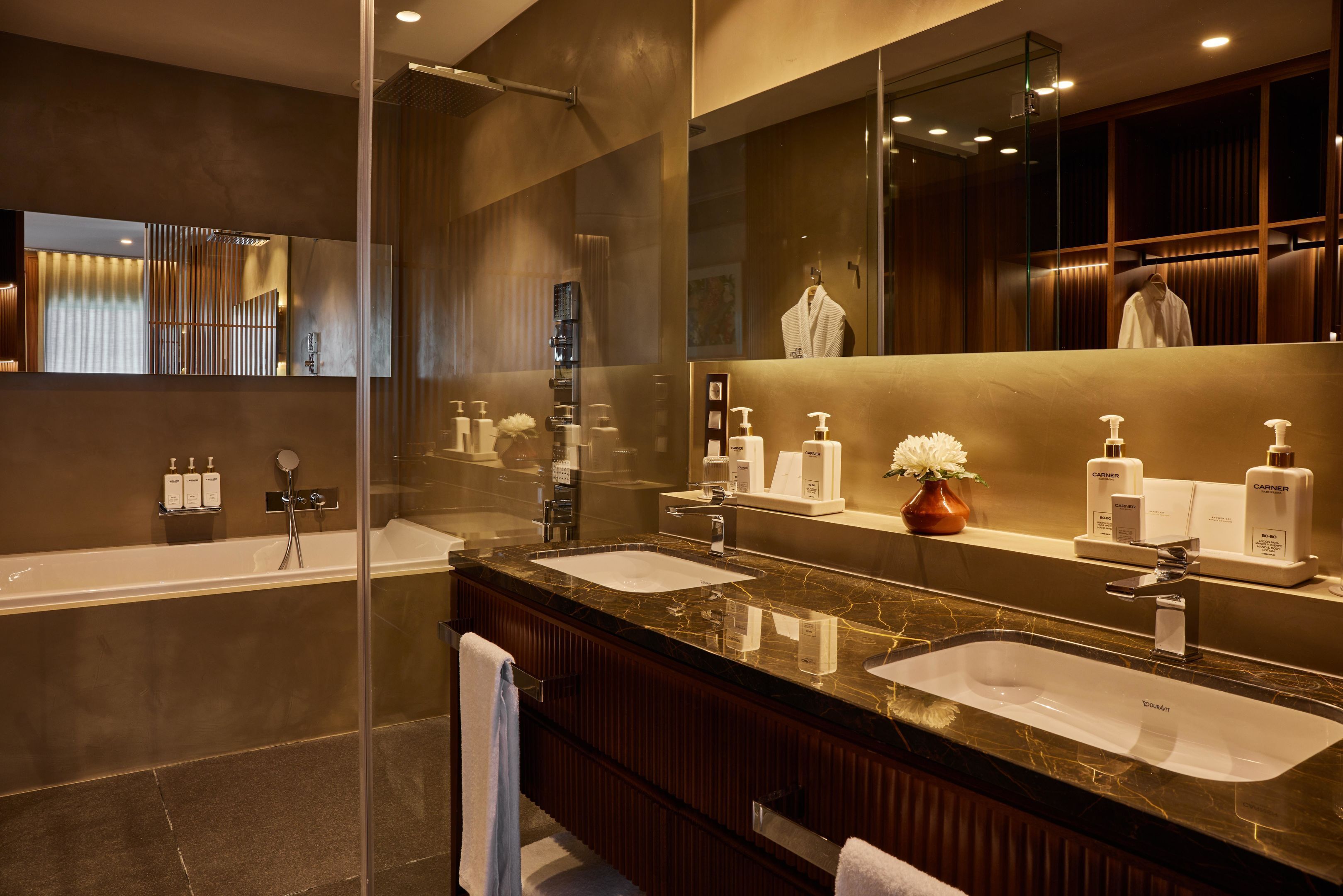 Ensemble douche/baignoire, articles de toilette de luxe, sèche-cheveux
