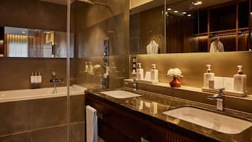 Duschwanne, Designer-Toilettenartikel, Haartrockner, Bademäntel