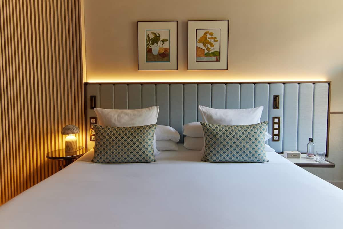 Rom – superior, 1 dobbeltseng | Sengetøy av topp kvalitet, minibar, safe på rommet og blendingsgardiner