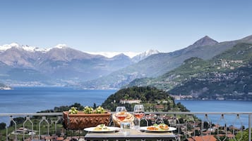 Se sirven desayunos, comidas y cenas con vista al jardín