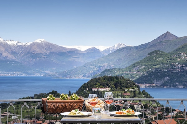 Se sirven desayunos, almuerzos y cenas; con vista al jardín
