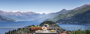 A table with a view of a lake and mountains. - Il Perlo Panorama (Bellagio)