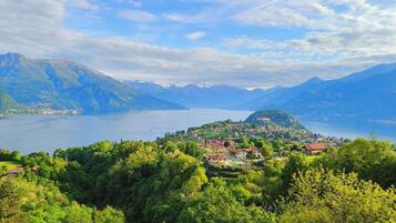 Un paisaje montañoso con un lago y un pequeño pueblo.