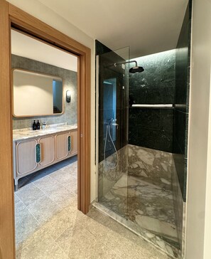 Family Suite | Bathroom | Shower, rainfall showerhead, hair dryer, slippers - Il Perlo Panorama (Bellagio)