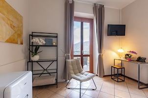 Cubrecamas, tabla de planchar con plancha, wifi gratis y ropa de cama 