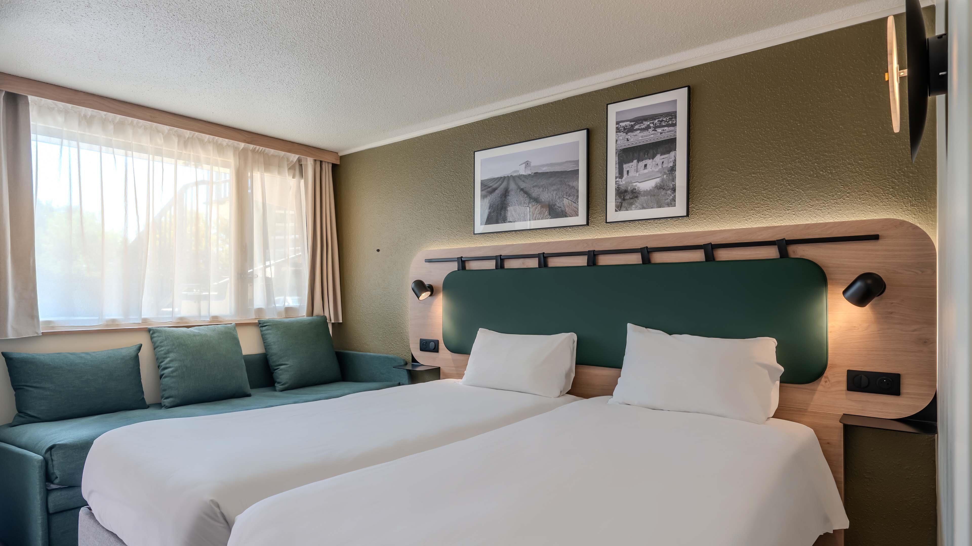 Chambre Supérieure 2 lits une place et 1 canapé lit | Premium bedding, desk, blackout drapes, free WiFi