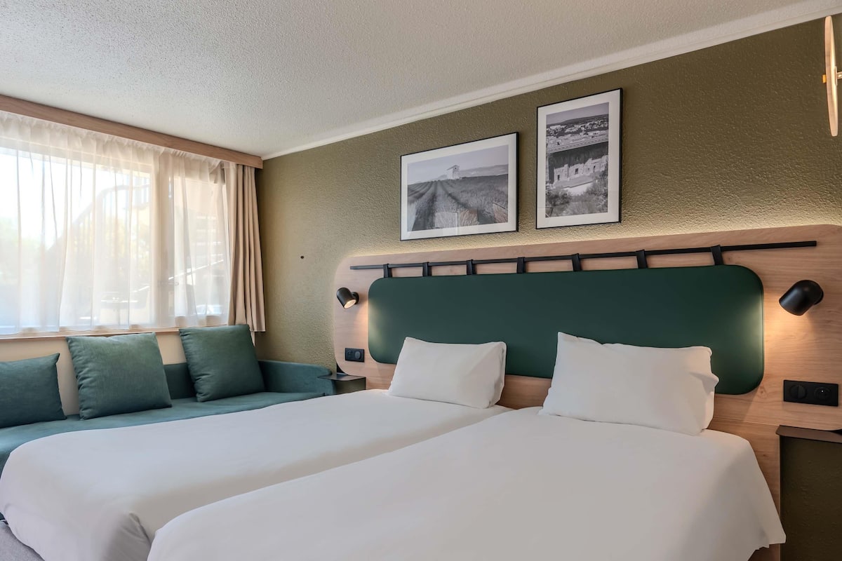 Chambre Supérieure 2 lits une place et 1 canapé lit | Premium bedding, desk, blackout drapes, WiFi (free)