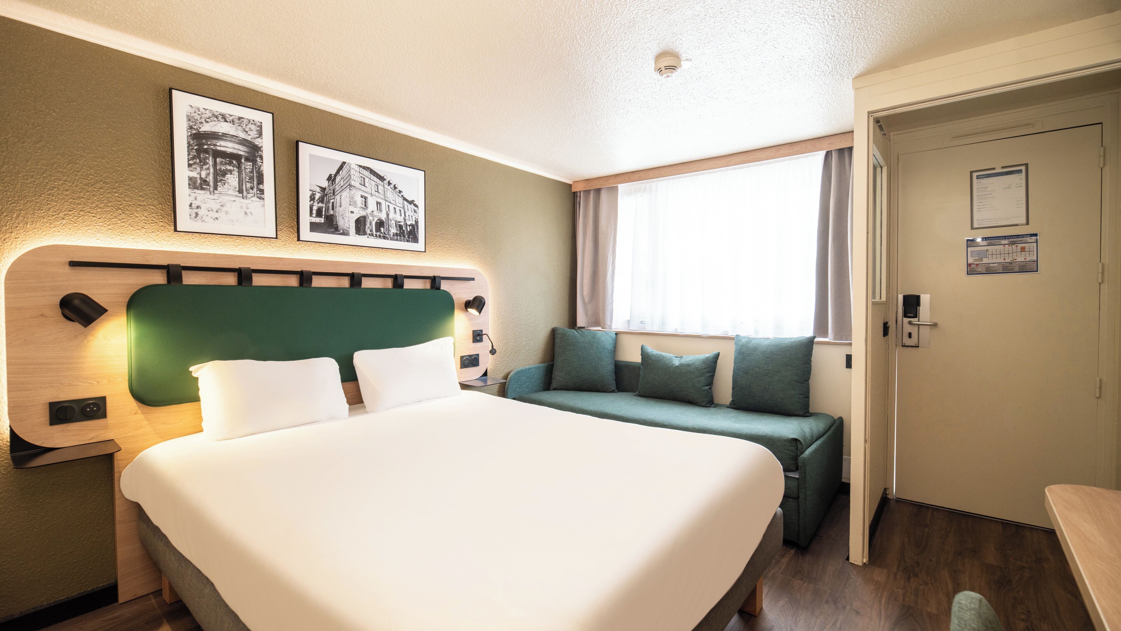 Habitación estándar, 1 cama matrimonial (Junior Bed up to 10 years) | Ropa de cama de alta calidad, escritorio y cortinas blackout 