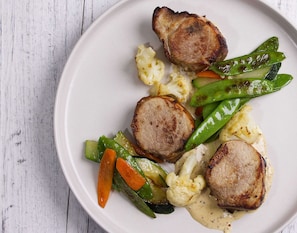 A plate of food with grilled meat and vegetables. - Campanile NATURE - Orange (Orange)