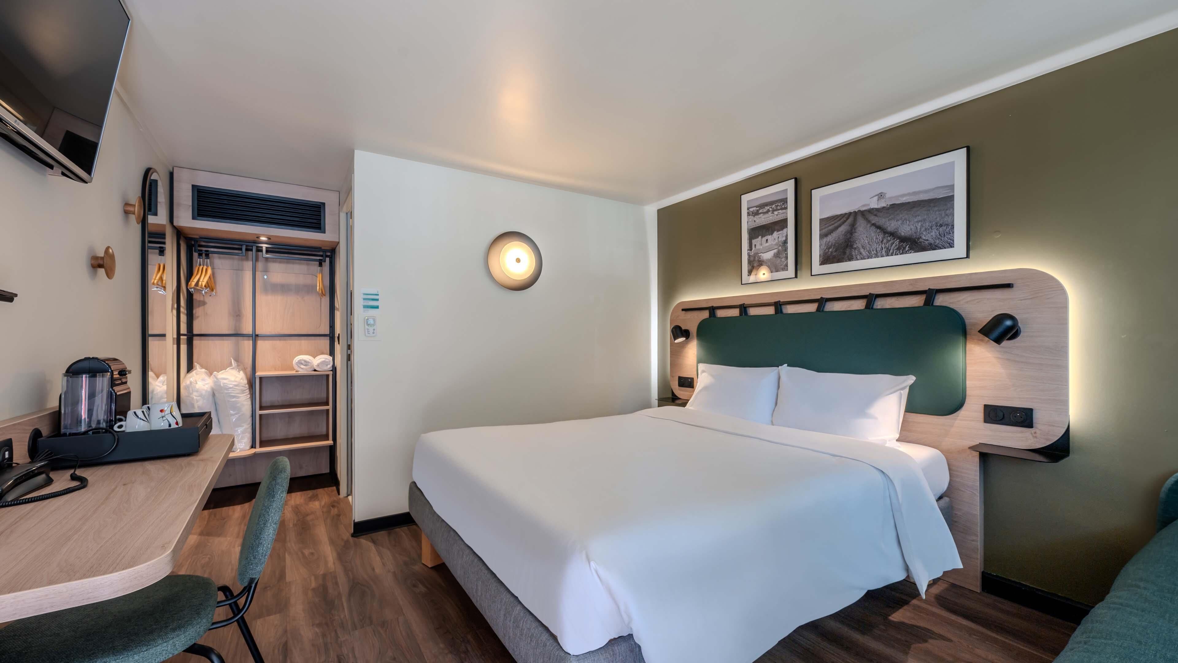 Premium bedding, desk, blackout drapes, free WiFi