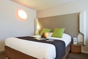 Hochwertige Bettwaren, Schreibtisch, Verdunkelungsvorhänge