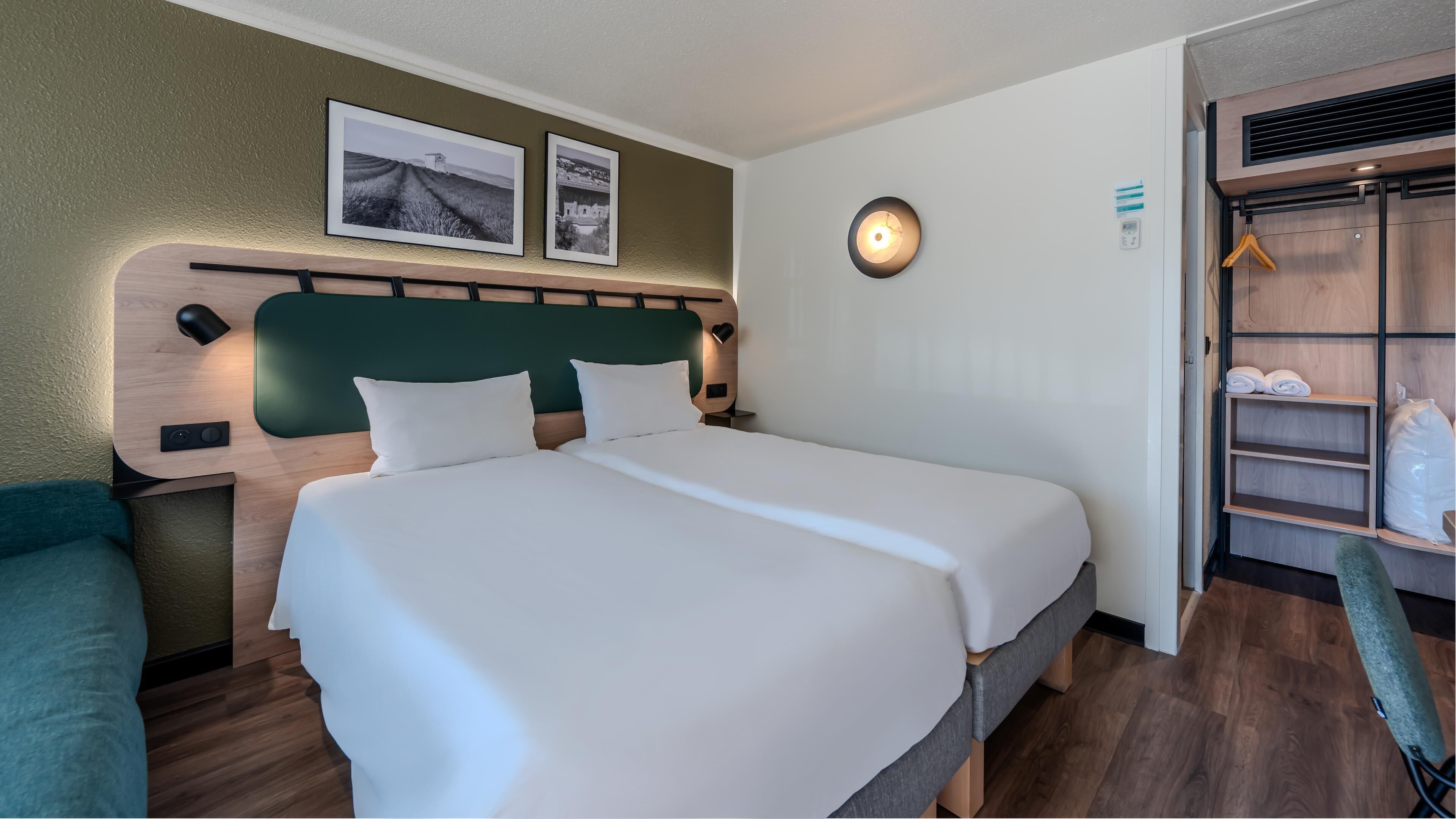 Chambre Supérieure 2 lits une place et 1 canapé lit | Premium bedding, desk, blackout drapes, free WiFi