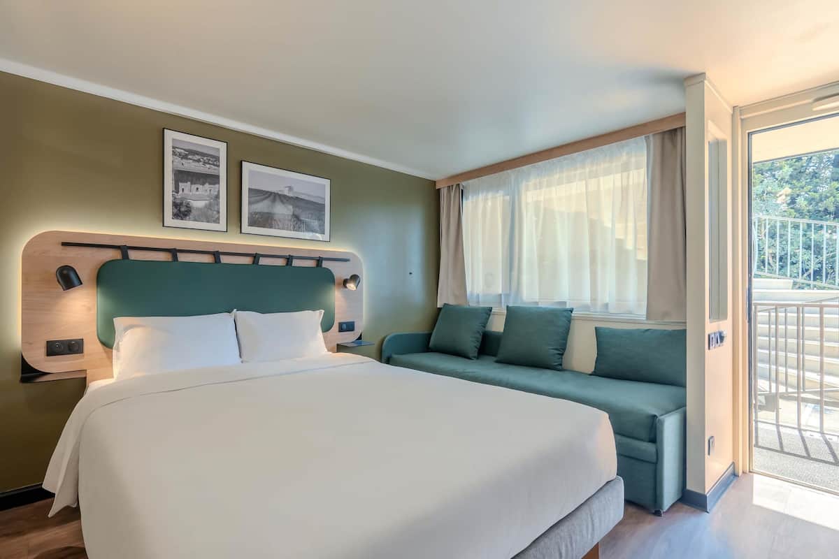 Ropa de cama de alta calidad, escritorio y cortinas blackout