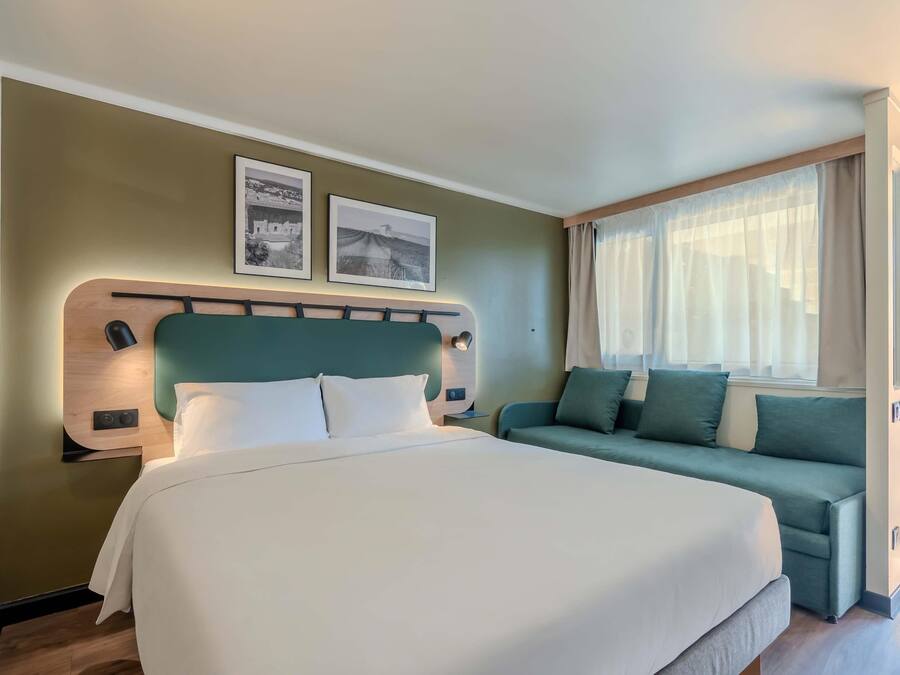 Chambre Supérieure 1 lit double et 1 canapé lit | Ropa de cama de alta calidad, escritorio, cortinas opacas y wifi gratis
