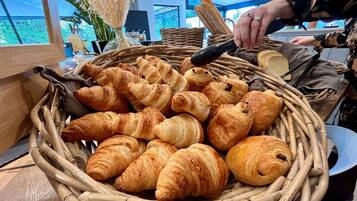Daily buffet breakfast (EUR 14.90 per person)