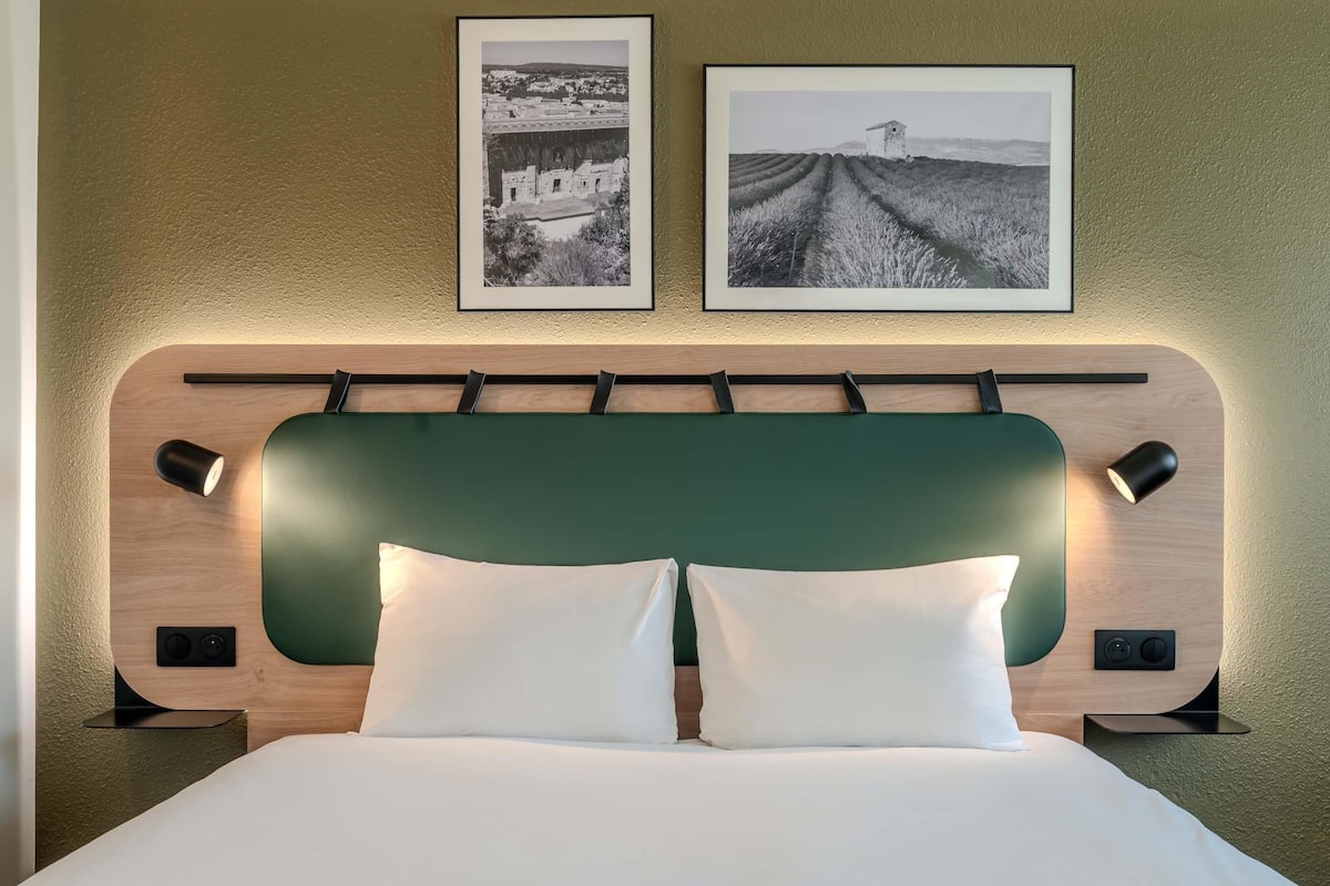 Premium bedding, desk, blackout drapes, WiFi (free)