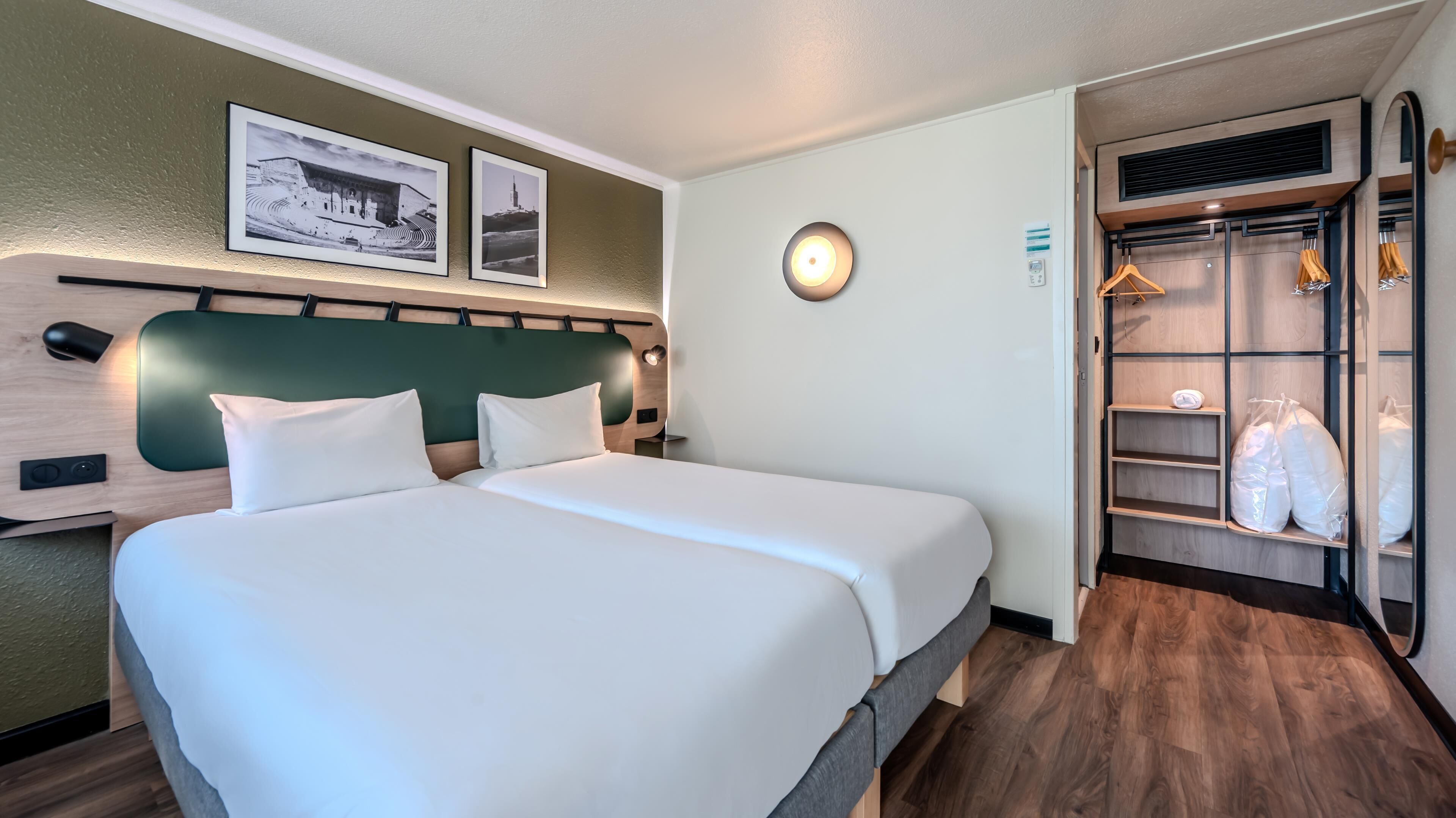 Premium bedding, desk, blackout drapes, free WiFi